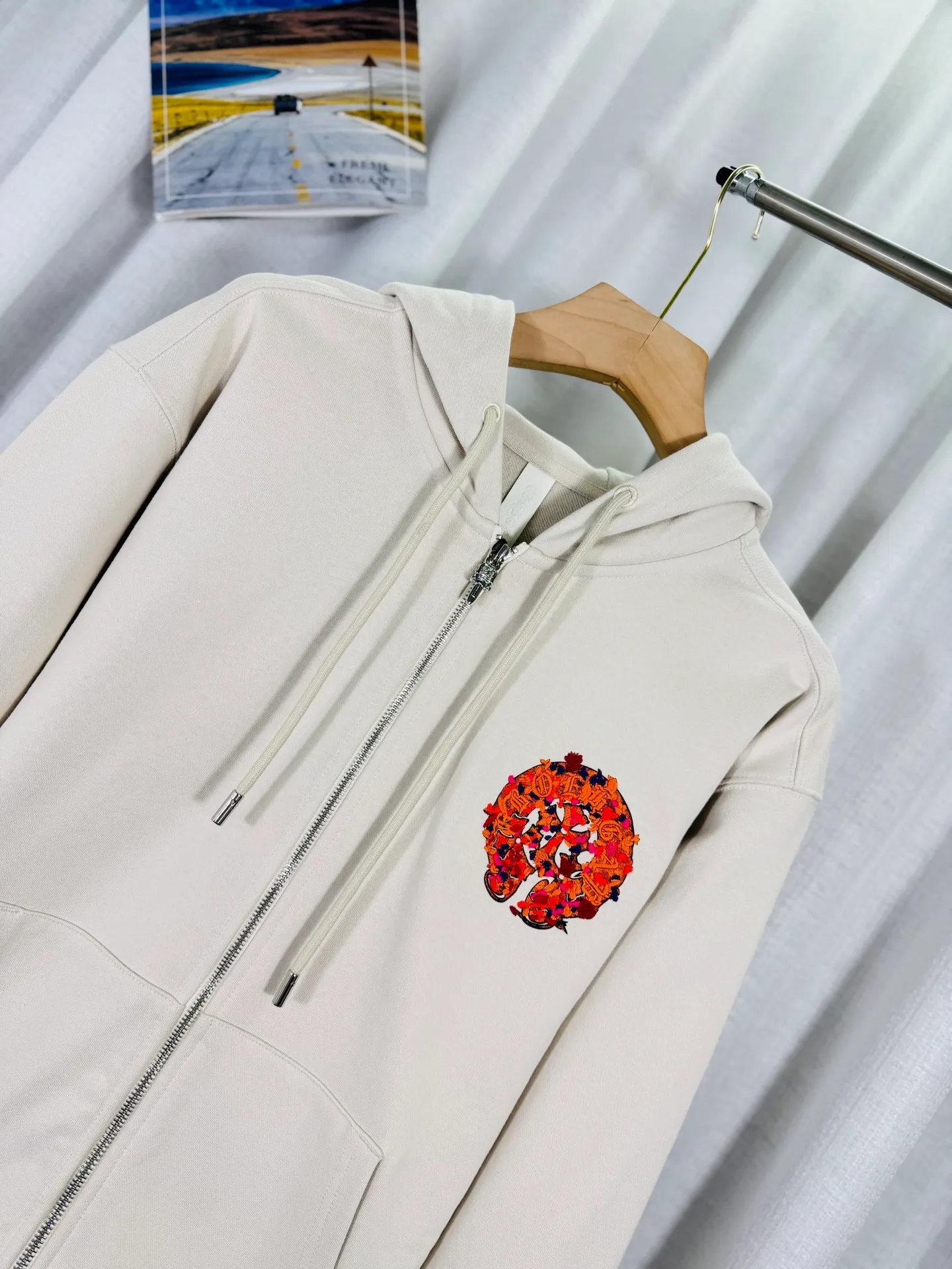P350 top version, real shot without P, ​​different from market currency) 𝗖𝗵𝗿𝗼𝗺𝗲 𝗛𝗲𝗮𝗿𝘁𝘀/Cro Heart 2025 washed and burned flower patch embroidered autumn and winter new original single counter American 3D three-dimensional jungle embroidered couple casual cardigan sweatshirt 👑The highest version! Customized fabric 480g tripe terry fabric! American acid-washed and distressed original fabric, laser burnt flowers + jungle embroidery, exquisite embroidery of letters! The best-selling model in the counter, very comfortable to wear. Accessories: original molded and authenticated collar label➕100% silk wash label. Genuine purchase-grade original hangtag➕matching hanging rope➕3D hanging beads➕original packaging bag. Craftsmanship: The original version has consistent wiring! The highest version of the armhole matching technique! Color: Black Apricot Size: S M L XL Style Number: 25-358
